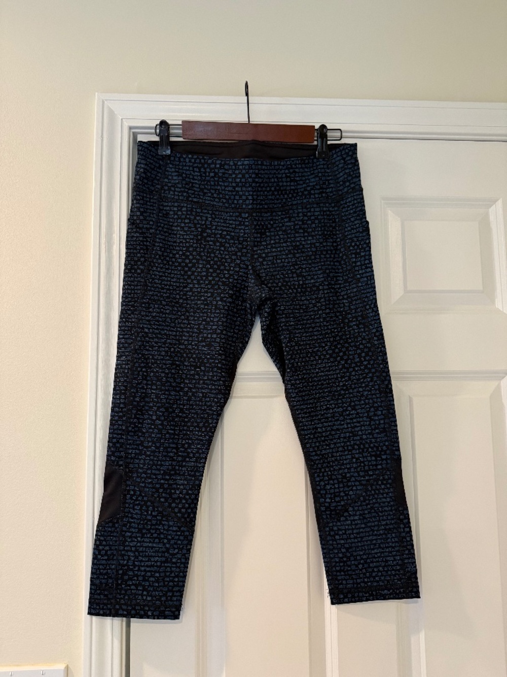 Lululemon Women's Cropped Leggings Size 10 – Blue & Black Print Mesh Detail